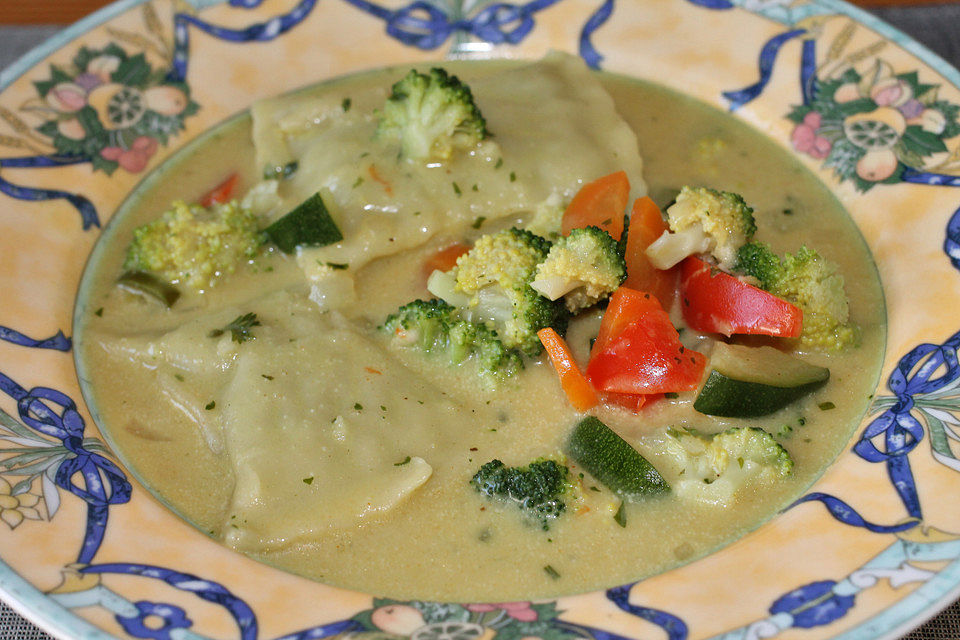 Currysuppe mit Maultaschen