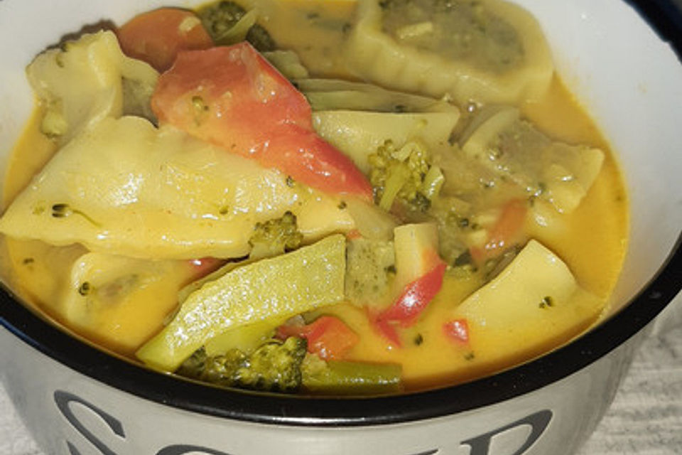 Currysuppe mit Maultaschen