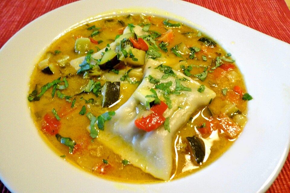 Currysuppe mit Maultaschen