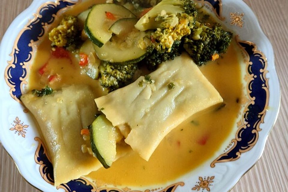 Currysuppe mit Maultaschen