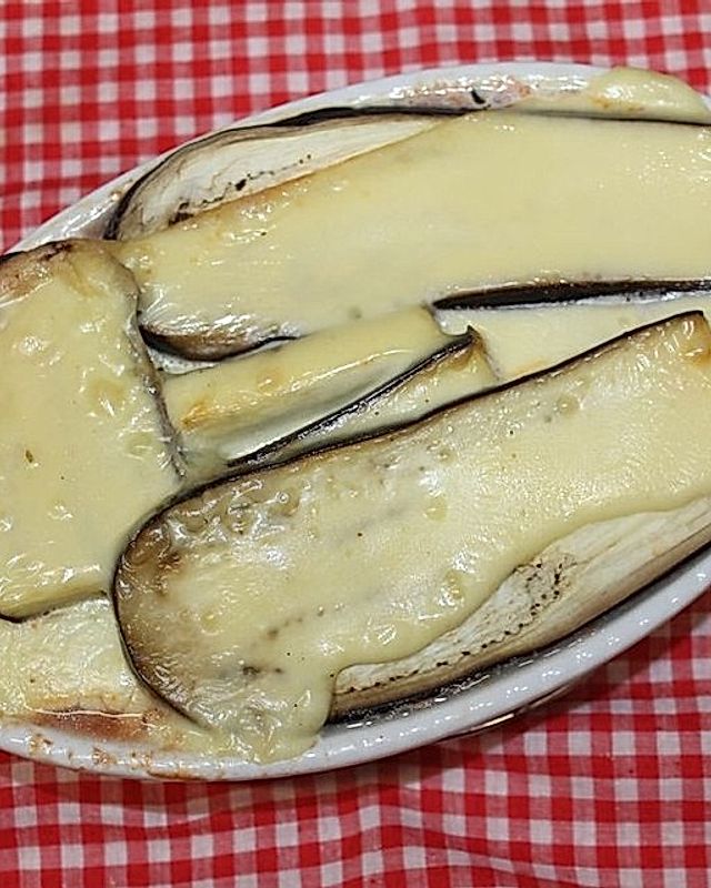 Melanzane Caprese - Aubergine mit Tomaten und Mozzarella aus dem Ofen