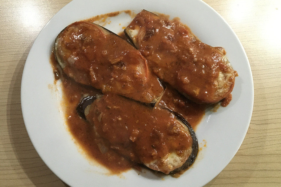 Melanzane Caprese - Aubergine mit Tomaten und Mozzarella aus dem Ofen