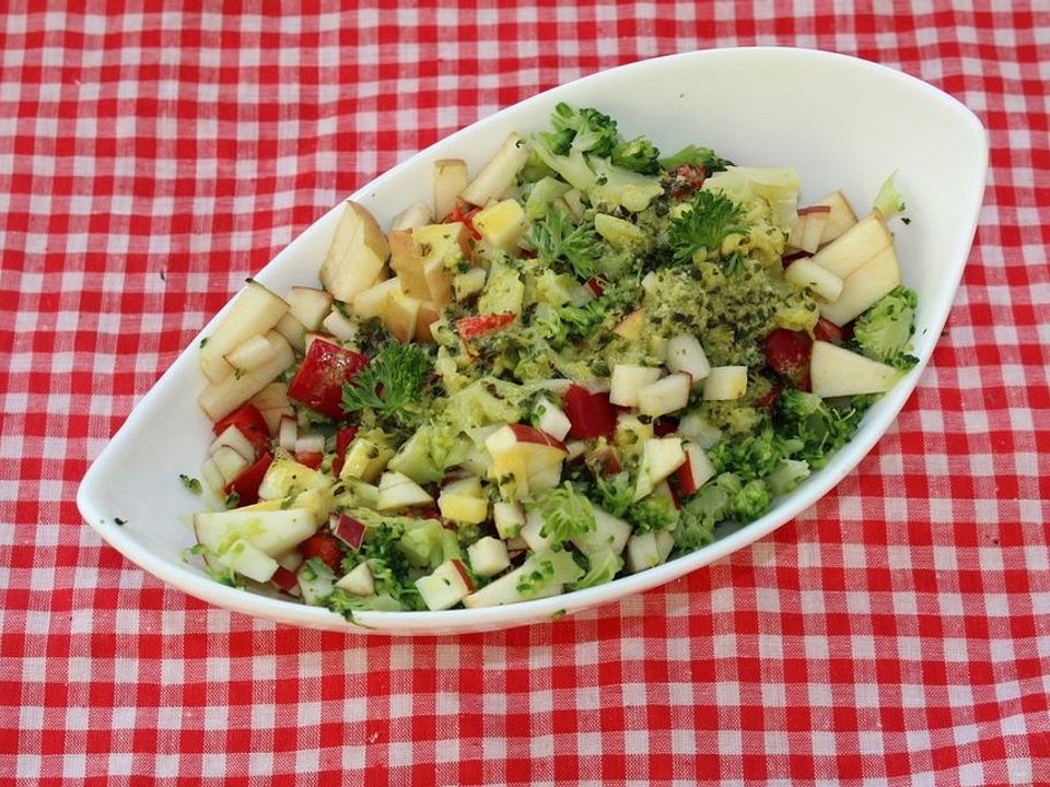 Brokkolisalat mit Pinienkernen von minimalize| Chefkoch