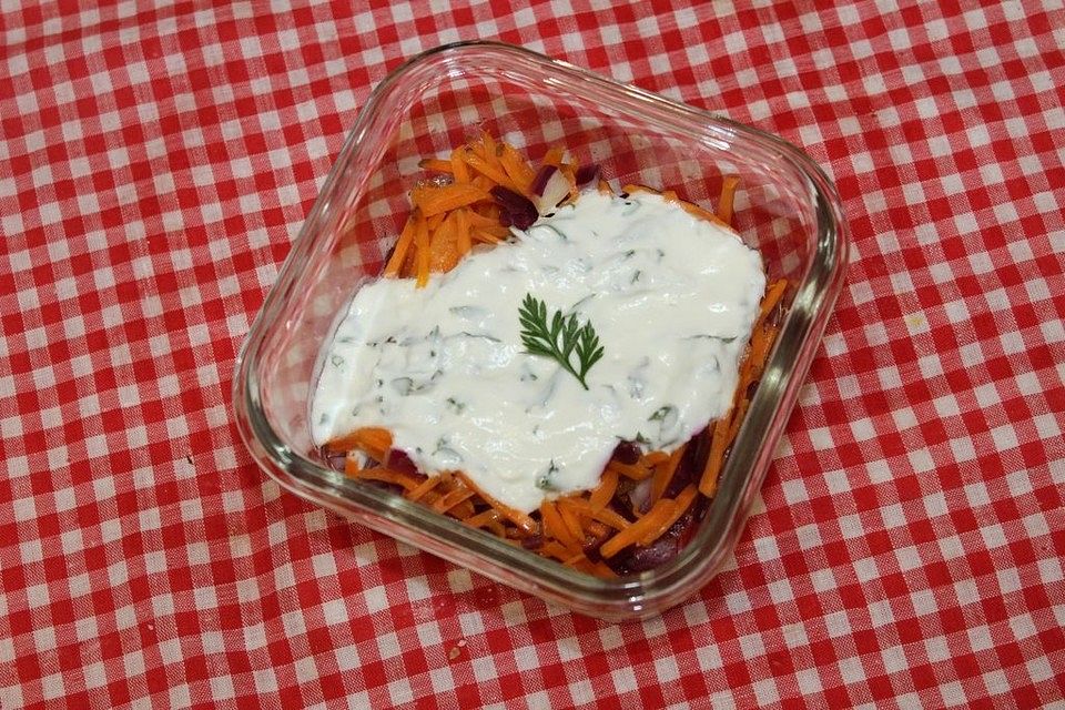 Möhren-Salat mit Kräuter-Joghurt-Dressing