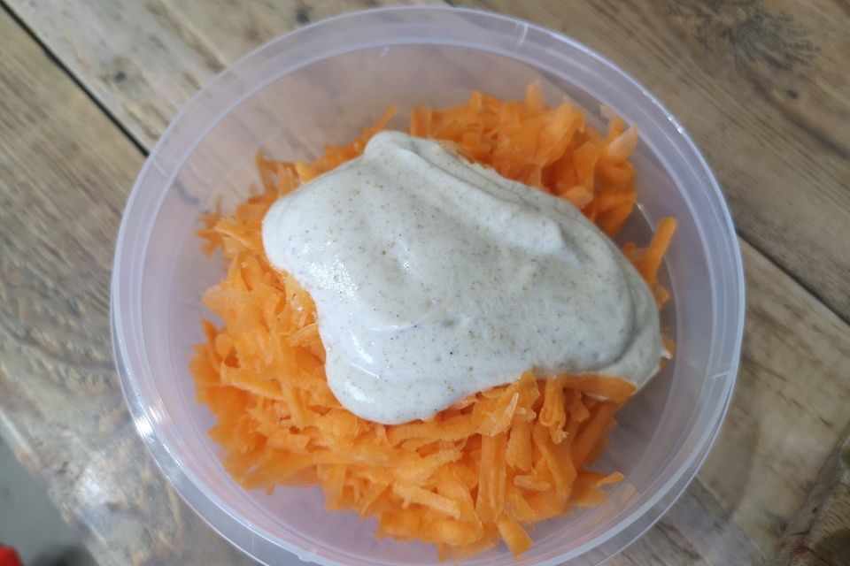 Möhren-Salat mit Kräuter-Joghurt-Dressing