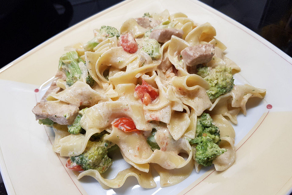 Tagliatelle mit Brokkoli und Hähnchen