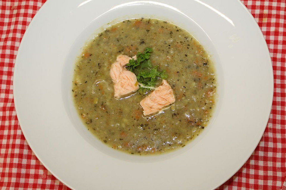 Leichte und einfache Kartoffelsuppe mit Lachs