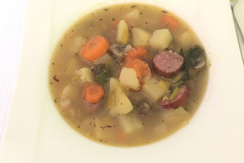 Deftige Kartoffel-Pilzsuppe mit Mettwürstchen