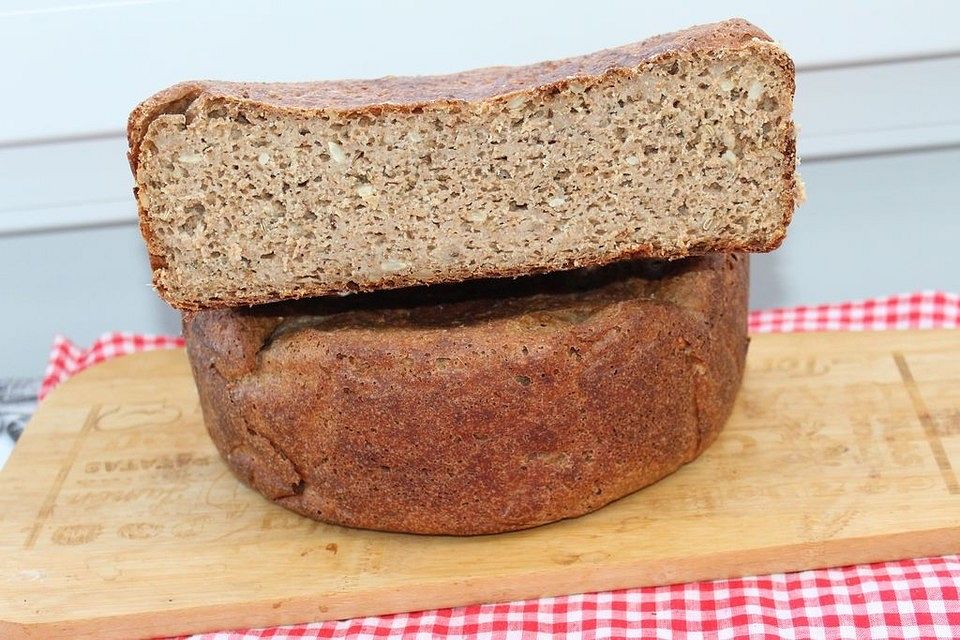 Dinkel-Weizen-Braunhirse-Vollkornbrot mit Sonnenblumenkernen und Sauerteig aus dem Bräter