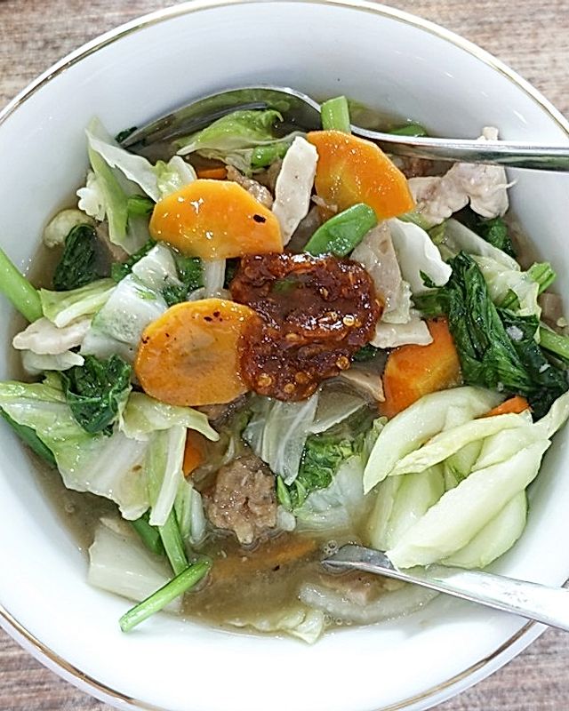 Im Wok gebratenes Gemüse mit Hühnerfleisch - Cap Cay Ayam