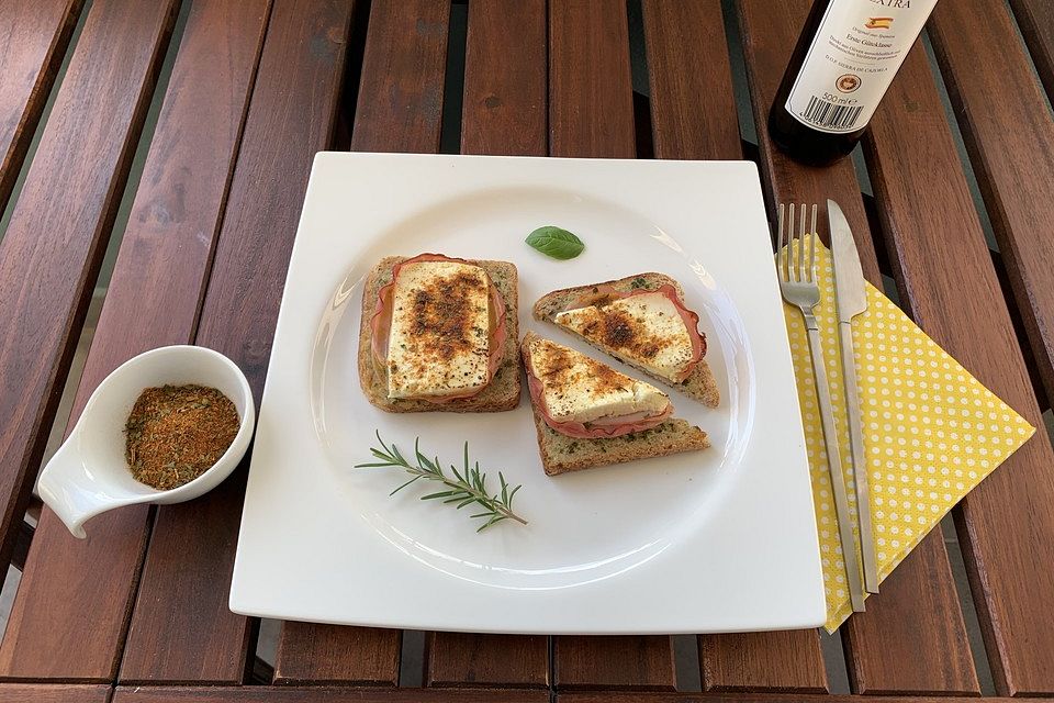 Griechischer Toast mit Schinken und Schafskäse