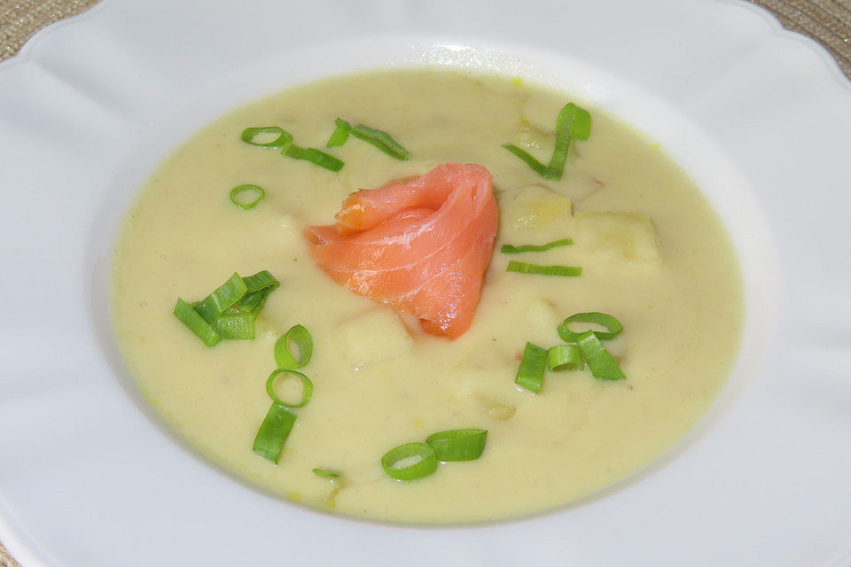 Kartoffelcremesuppe mit Räucherlachs