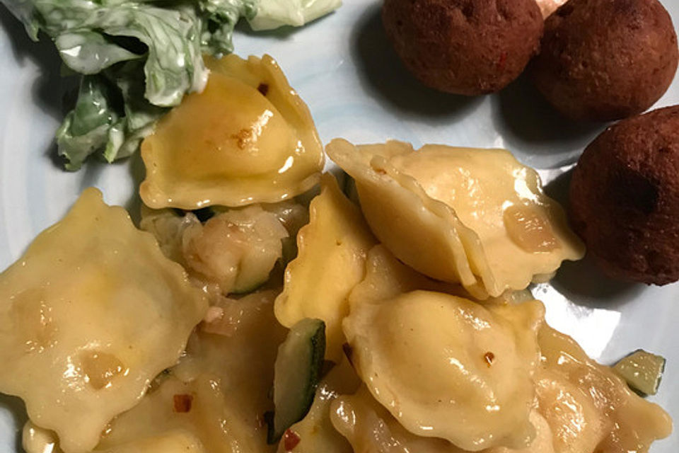 Seidentofu-Bällchen mit Erdnusssauce