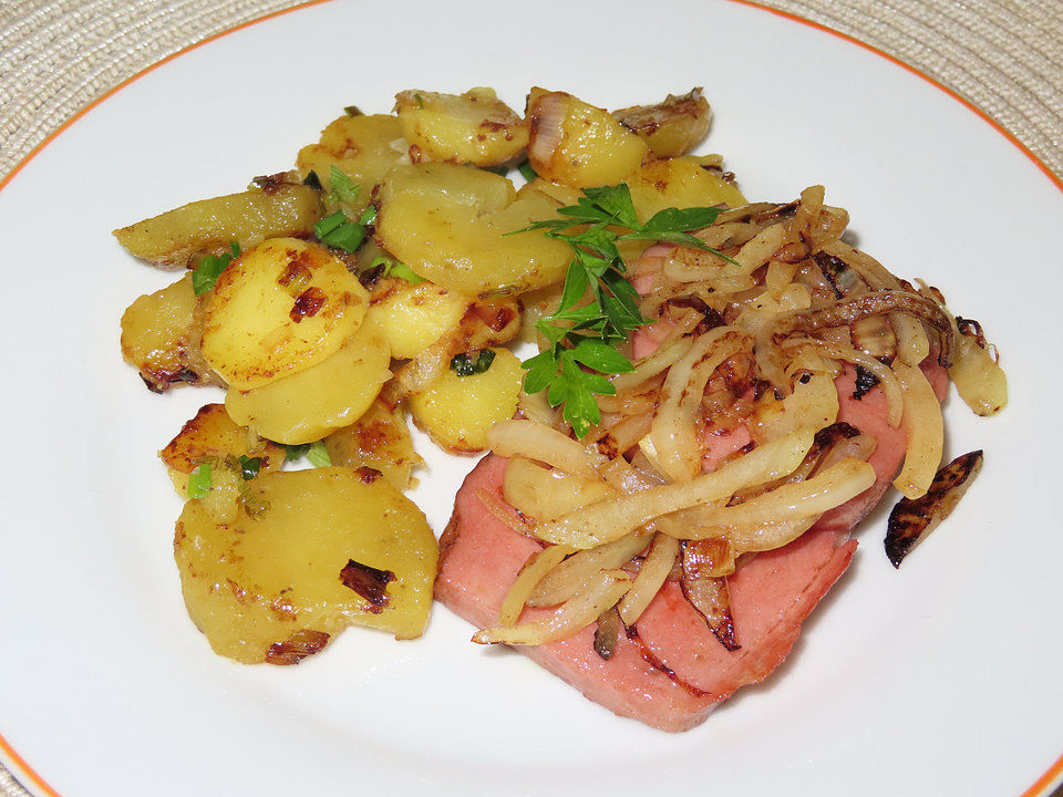 Leberkäse mit Bratkartoffeln und Zwiebeln von Anaid55 | Chefkoch