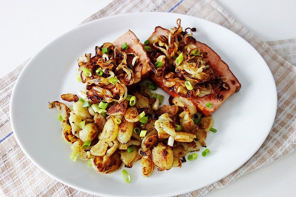 Leberkäse mit Bratkartoffeln und Zwiebeln