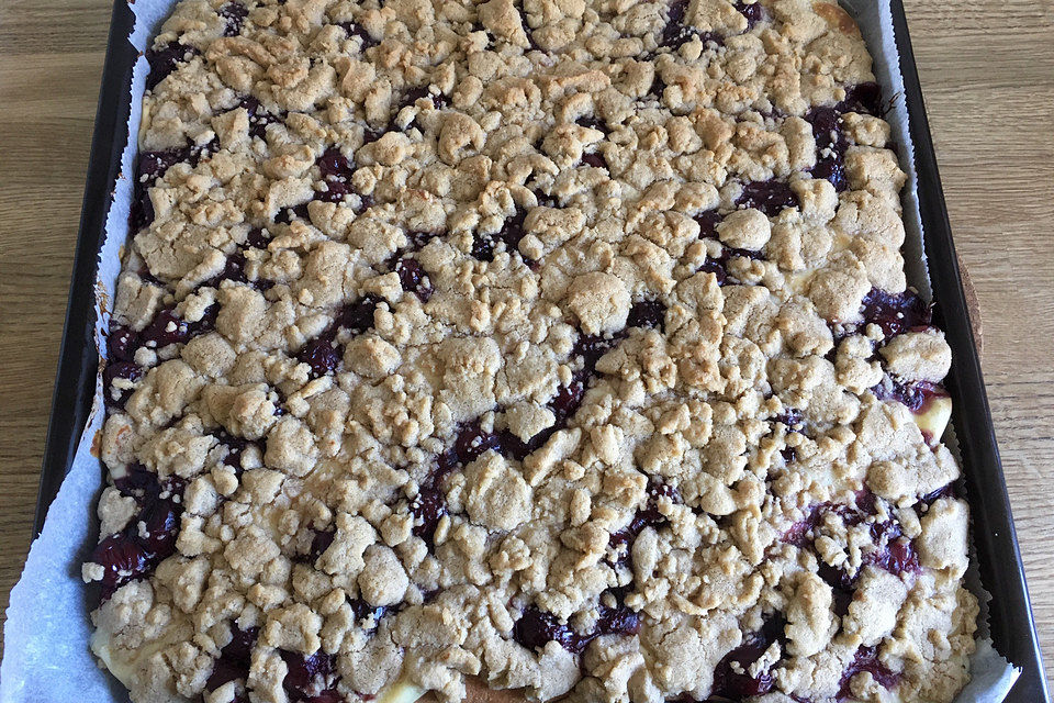 Gestreifter Kirschkuchen mit Vanillepudding und Streuseln