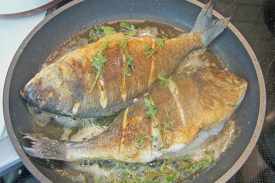 Goldbrasse im Weißweinsaucenspiegel an Linguinen, Spargel und Tomatenconcassé Goldbrasse im Weißweinsaucenspiegel an Linguinen, Spargel und Tomatenconcassé