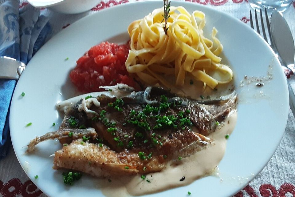 Goldbrasse im Weißweinsaucenspiegel an Linguinen, Spargel und Tomatenconcassé Goldbrasse im Weißweinsaucenspiegel an Linguinen, Spargel und Tomatenconcassé