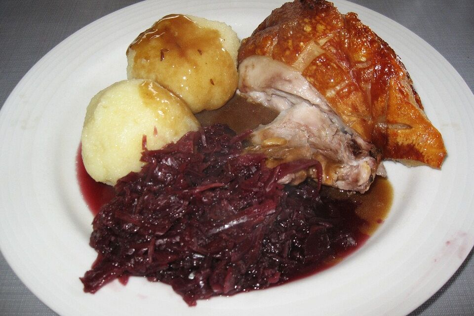 Geschmortes Eisbein mit Rotkohl