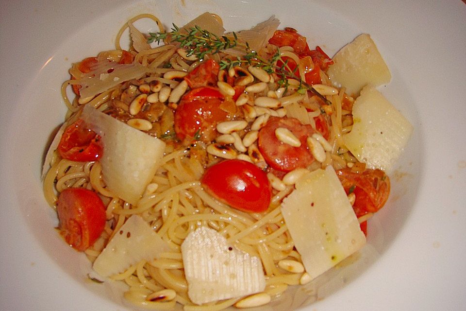 Spaghetti in Thymianrahm mit Cocktailtomaten