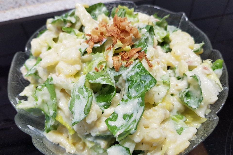 Kartoffelsalat mit Röstzwiebeln und Salat Kartoffelsalat mit Röstzwiebeln und Salat