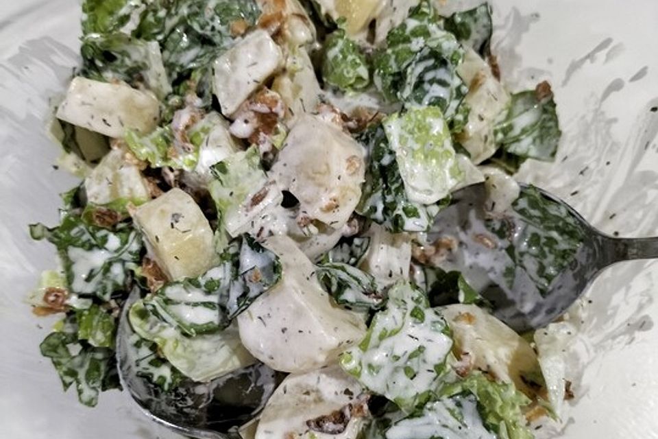Kartoffelsalat mit Röstzwiebeln und Salat Kartoffelsalat mit Röstzwiebeln und Salat