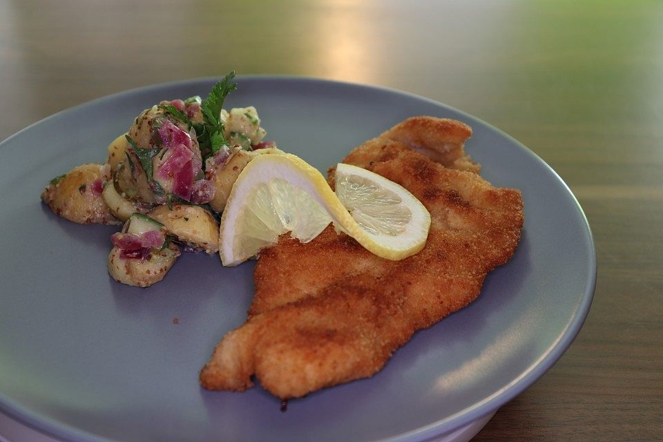 Kartoffel-Gurkensalat mit roter Zwiebel und grobem Senf