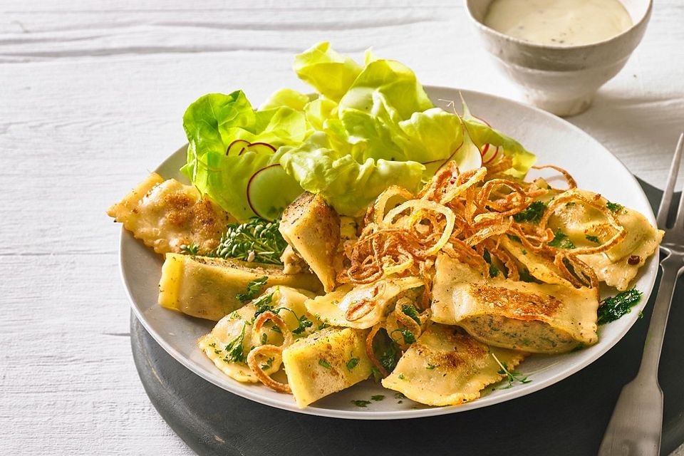 Geröstete Maultaschen mit grünem Salat