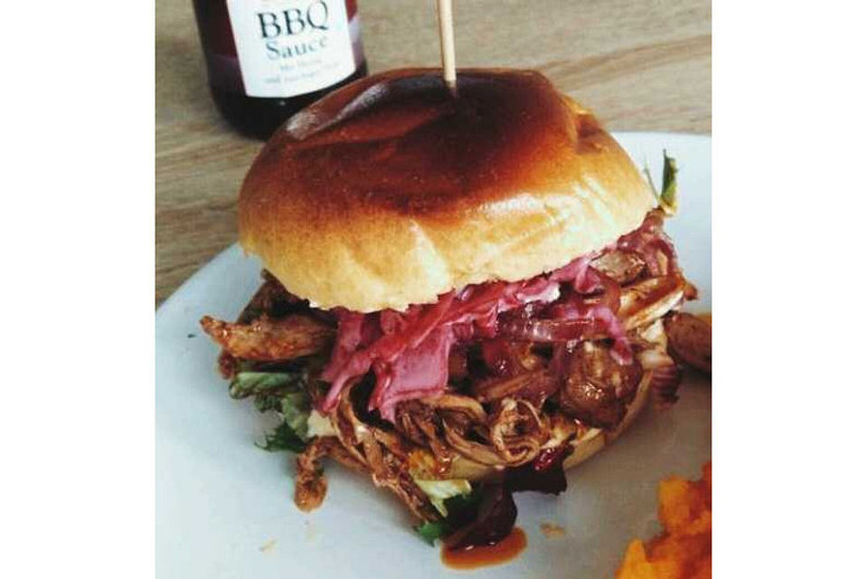 Pulled Chicken Burger BBQ Style