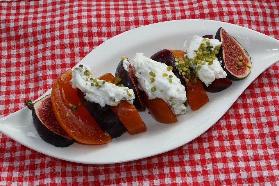 Sharon-Pflaume-Feige-Obstsalat mit Pistazien und Skyr-Dressing