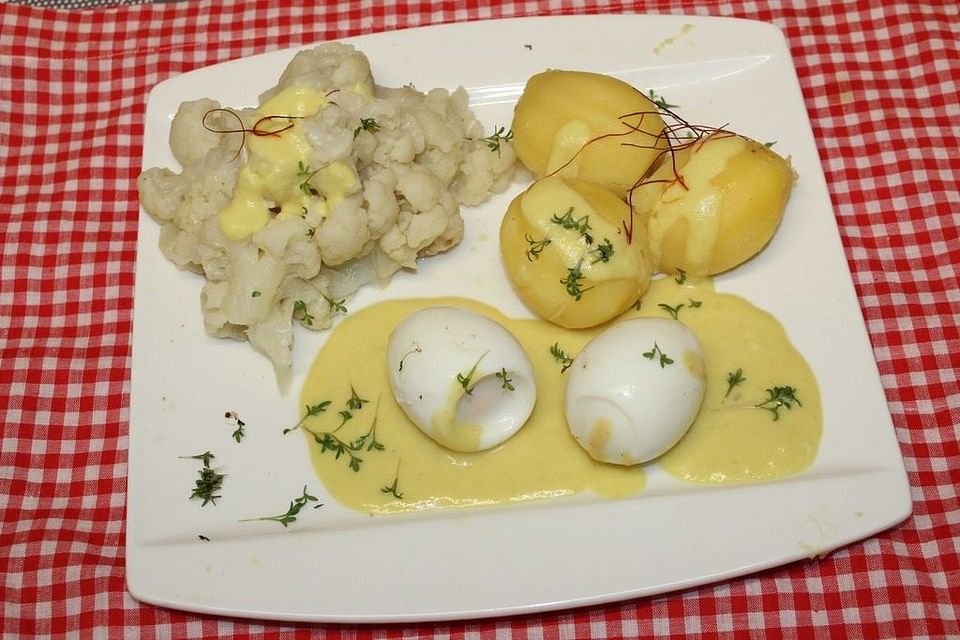 Senfeier mit Kartoffeln und Blumenkohl