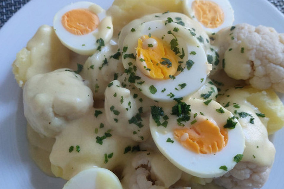 Senfeier mit Kartoffeln und Blumenkohl