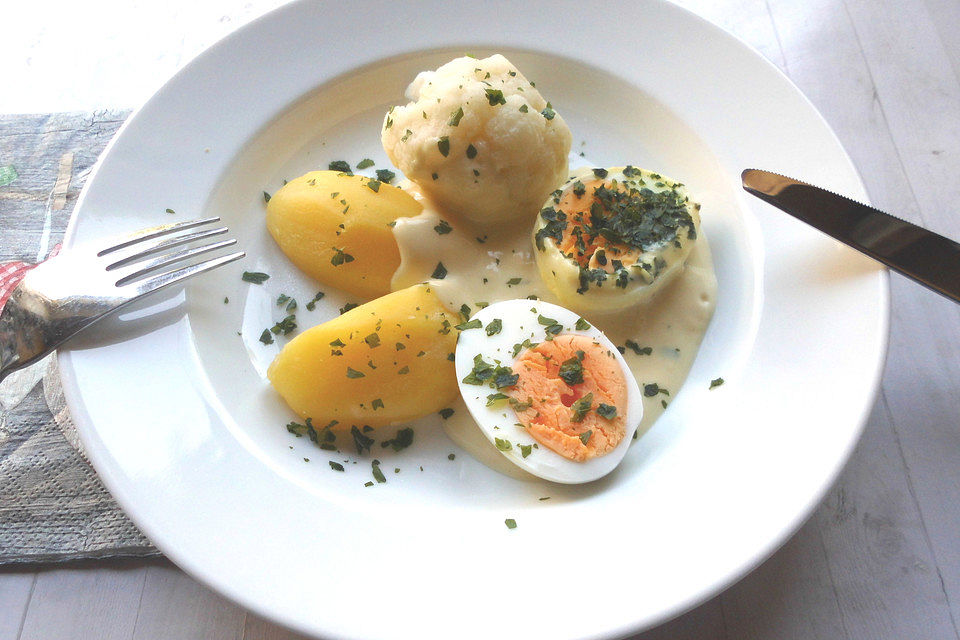 Senfeier mit Kartoffeln und Blumenkohl