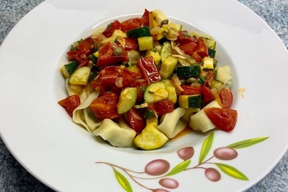 Tortellini mit Tomaten und Zucchini