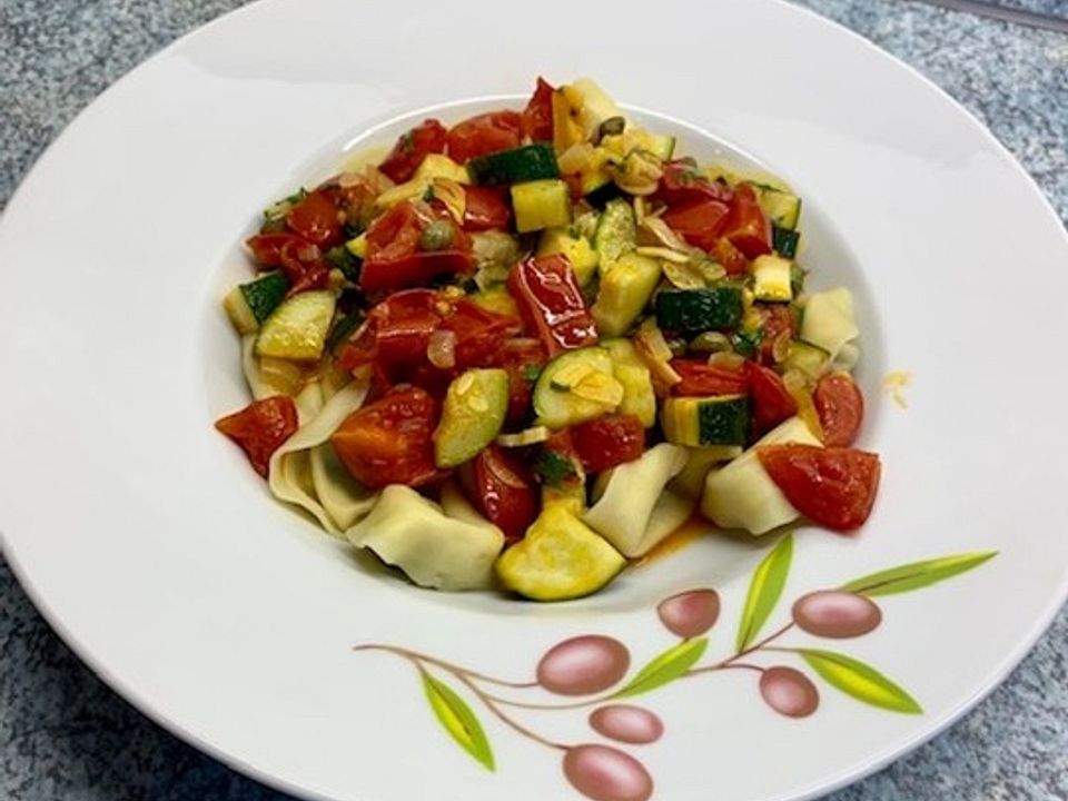 Tortellini mit Tomaten und Zucchini von dlouis| Chefkoch