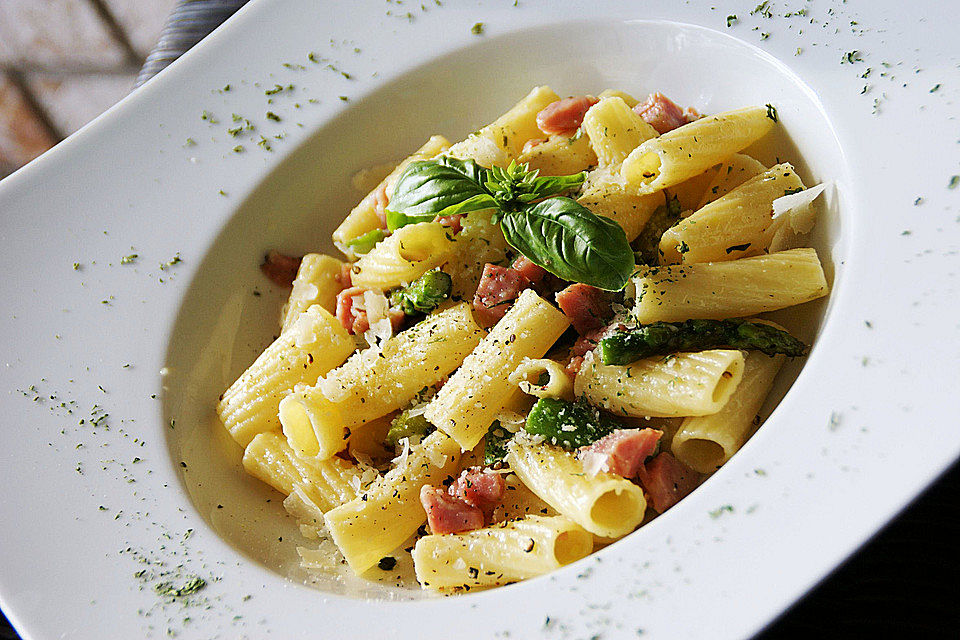 Pasta mit grünem Spargel & Schinken