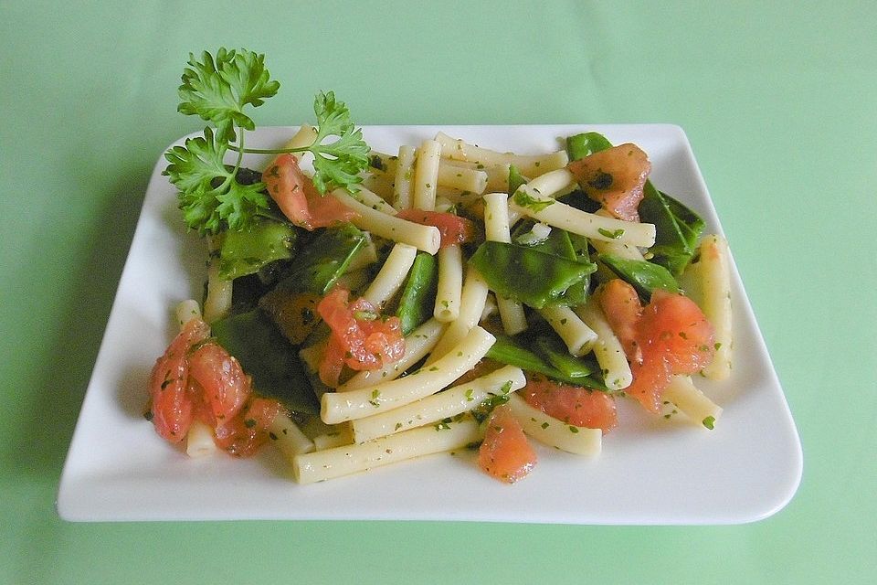 Makkaroni mit Zuckerschoten und Tomate