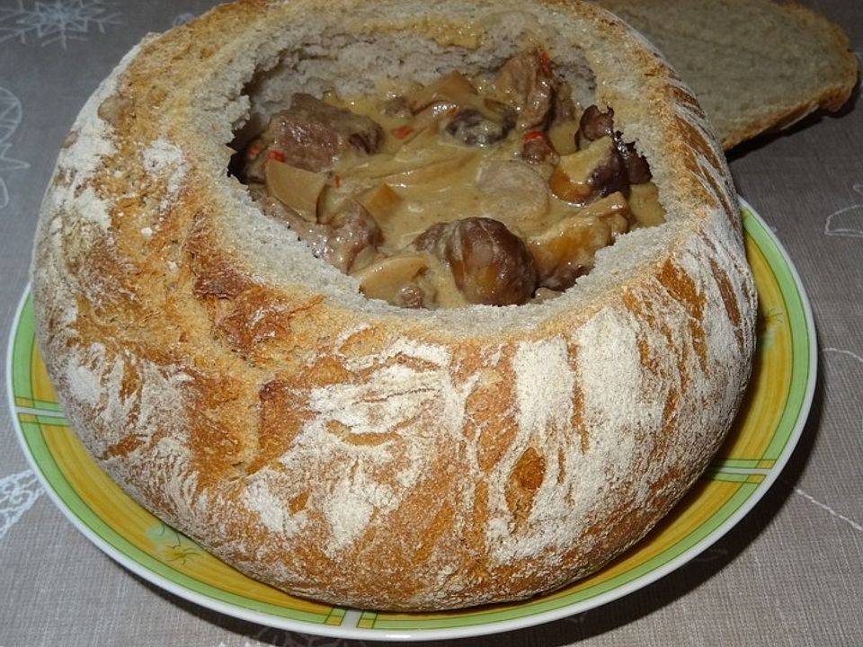 Wildschwein-Rahm-Gulasch im Winzerbrot à la Didi von dieterfreundt ...