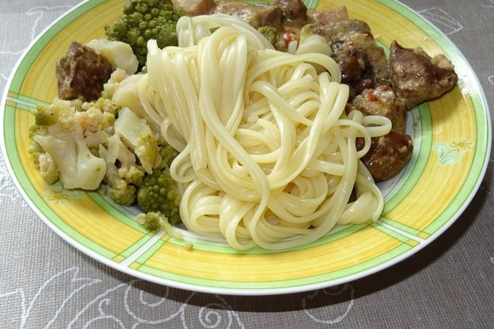 Wildschwein-Rahmgulasch mit Romanesco und Linguine