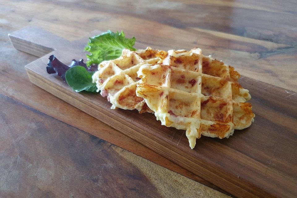 Käse-Kartoffel-Waffeln mit Schinken