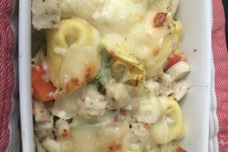 Überbackene Tortelloni mit Lauchzwiebeln und Paprika