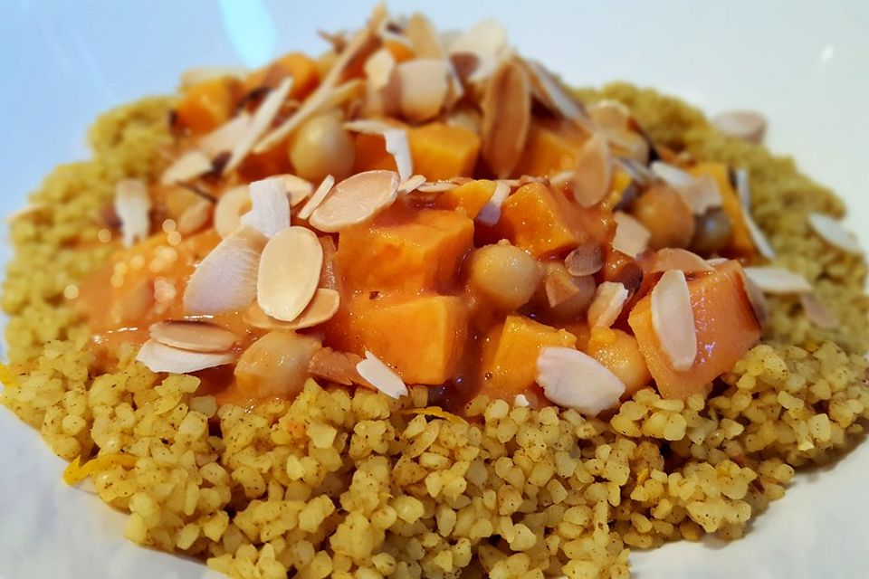 Süßkartoffel-Kichererbsen-Ragout auf Orangenbulgur