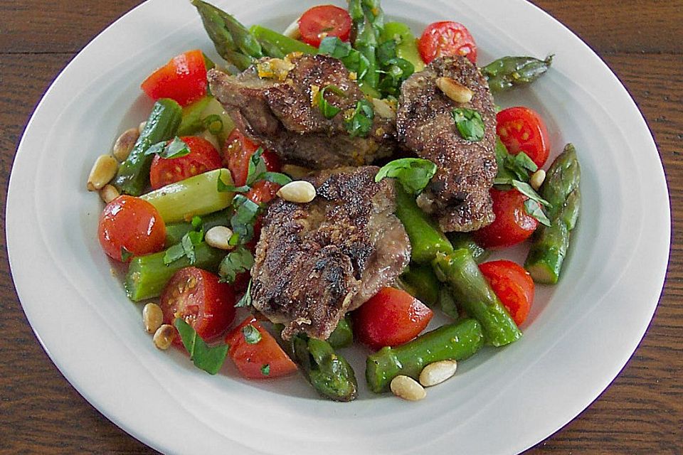 Italienischer Spargelsalat mit Hähnchenleber