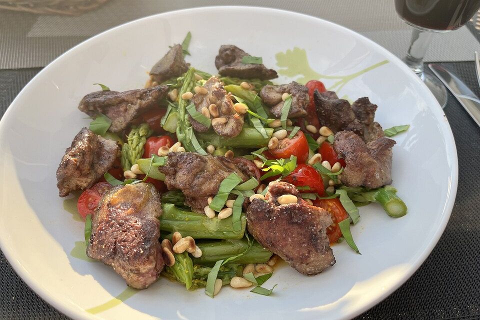 Italienischer Spargelsalat mit Hähnchenleber