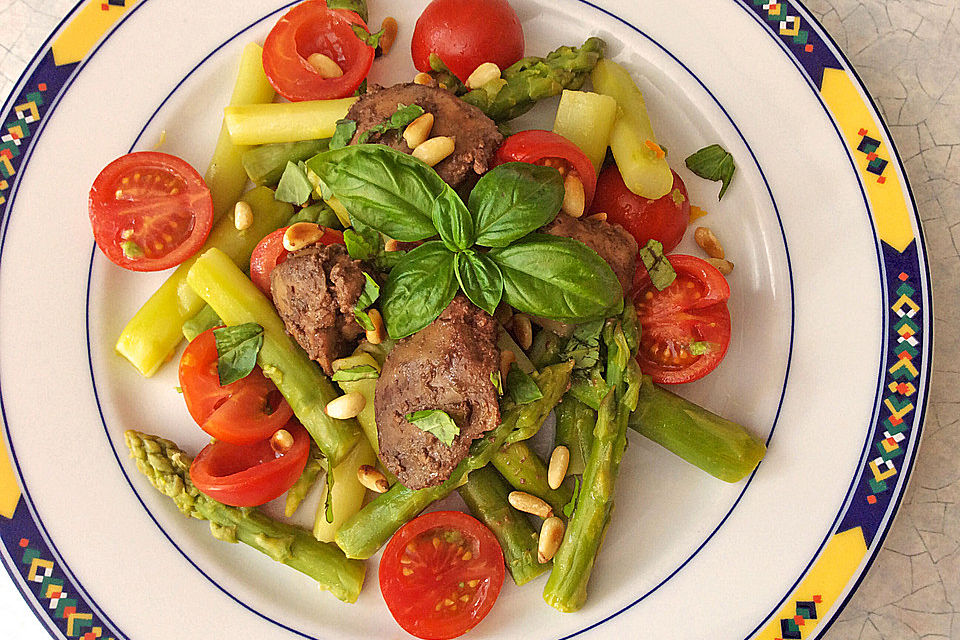 Italienischer Spargelsalat mit Hähnchenleber