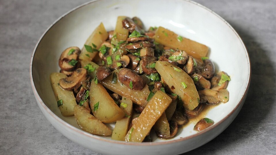 Kohlrabi mit heller Sauce und Champignons von movostu Kohlrabi mit heller Sauce und Champignons von movostu