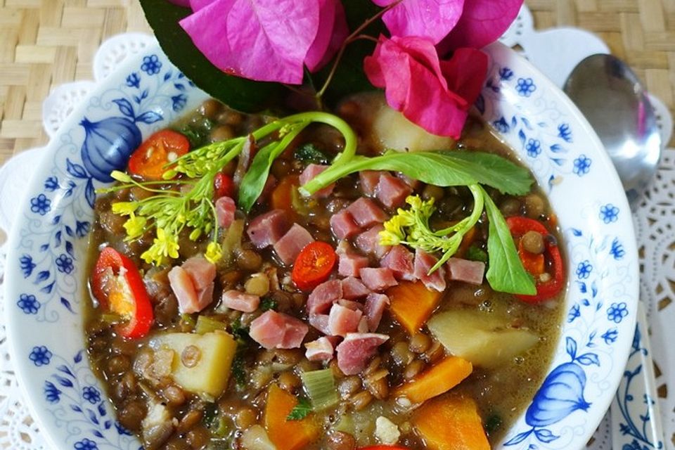 Süß-sauer-scharfe Linsensuppe mit geräuchertem Schinken