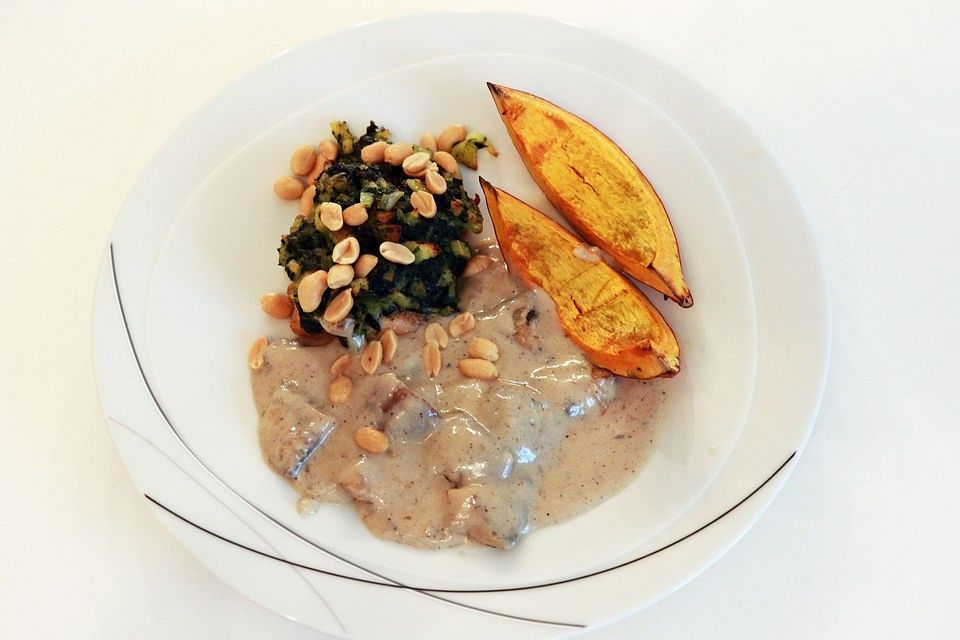 Hähnchenflügel mit Spinat-Kartoffelauflage und Hokkaidoschnitten an Champignonrahm