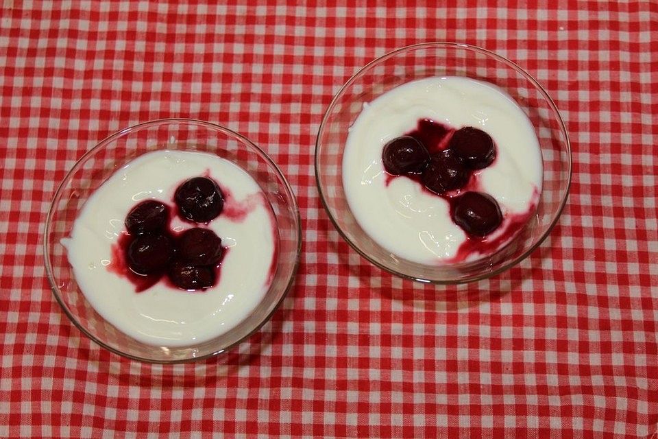 Ziegenjoghurt mit Amarenakirschen