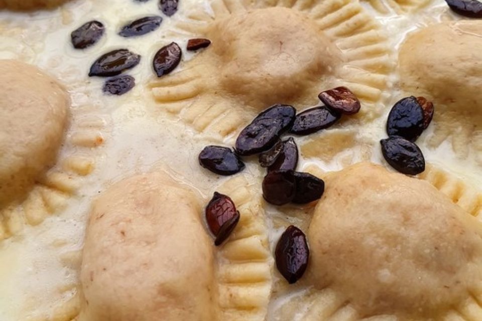 Kürbis-Ravioli mit Pfifferlingen und Salbei-Parmesan-Sauce